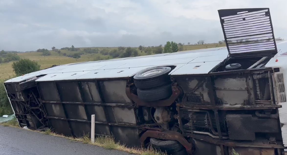 Autocar cu zeci de pasageri, răsturnat în Dumbrava în urma unui accident rutier. A fost activat Planul roșu de intervenție| Foto: ISU Cluj