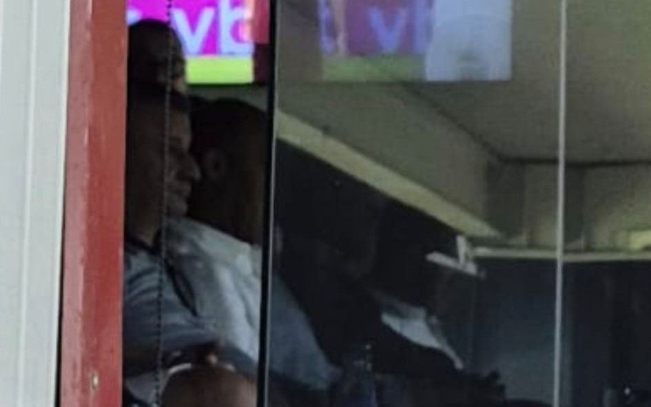 Neluțu Varga, lângă Mikael Silvestre la meciul cu FCSB | Foto: monitorulcj.ro