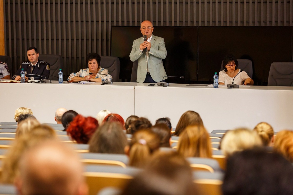 Emil Boc, întrevedere cu directorii de școli din Cluj-Napoca | Foto: Facebook, Emil Boc