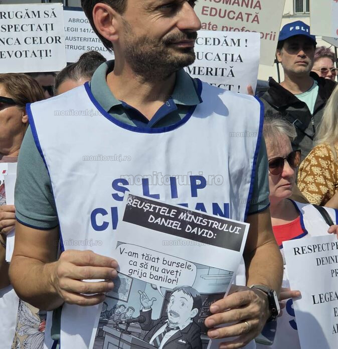 Protestul profesorilor clujeni față de măsurile de austeritate din Educație: „Guvernul îngroapă educația”|Foto: monitorulcj.ro