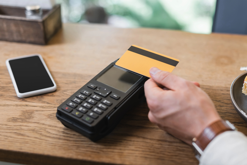 Români încep să adopte tot mai mult plata online cu cardul | Foto: depositphotos.com