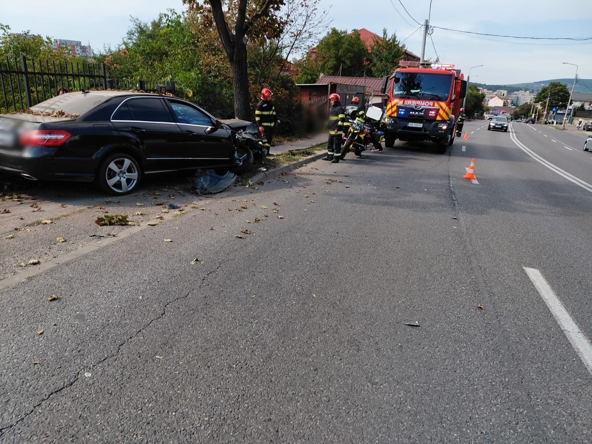 Un șofer băut a intrat cu mașina într-un copac pe strada Frunzișului din Cluj-Napoca | Foto: ISU Cluj