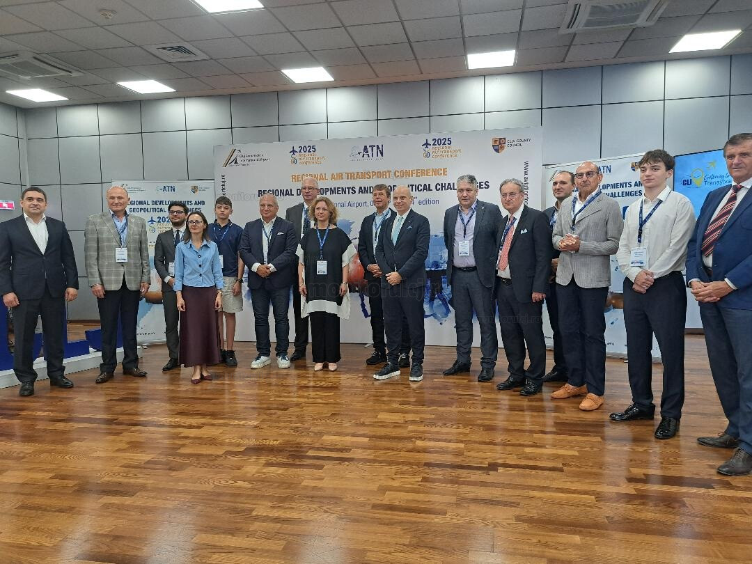 David Ciceo, director Aeroportul Internațional Cluj, Michael Harrington, președinte Asociația Companiilor Aeriene din Europa, Cătălin Radu, director Rețeaua de Conformitate Guvernamentală în Aviație, Costin Iordache, director TAROM, Kostas Iatrou, CEO Air Transport News, la conferința regional de aviație Evoluții regionale și provocări geopolitice| Foto: Bianca PREDA – monitorulcj.ro