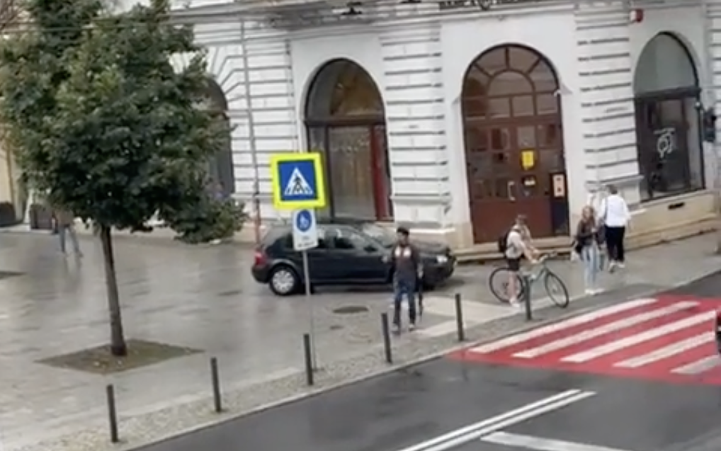 Șofer „pieton” în Cluj-Napoca |Foto: CoralDeserter / reddit.com