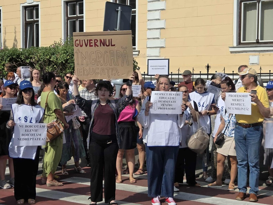 Sute de profesori și studenți au protestat pe 4 septembrie în fața sediului Inspectoratului Școlar Județean Cluj față de măsurile de austeritate impuse de Guvern|Foto: monitorulcj.ro