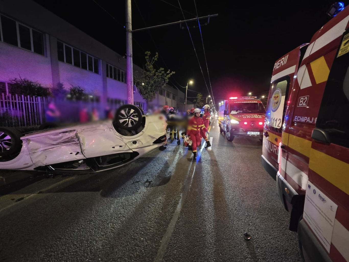 Mașină răsturnată pe strada Traian Vuia din Cluj-Napoca | Foto: ISU Cluj