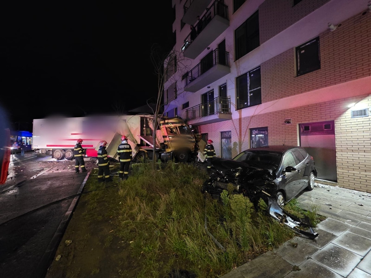 Un tir a ajuns într-un bloc de pe strada Oașului din Cluj-Napoca | Foto: ISU Cluj