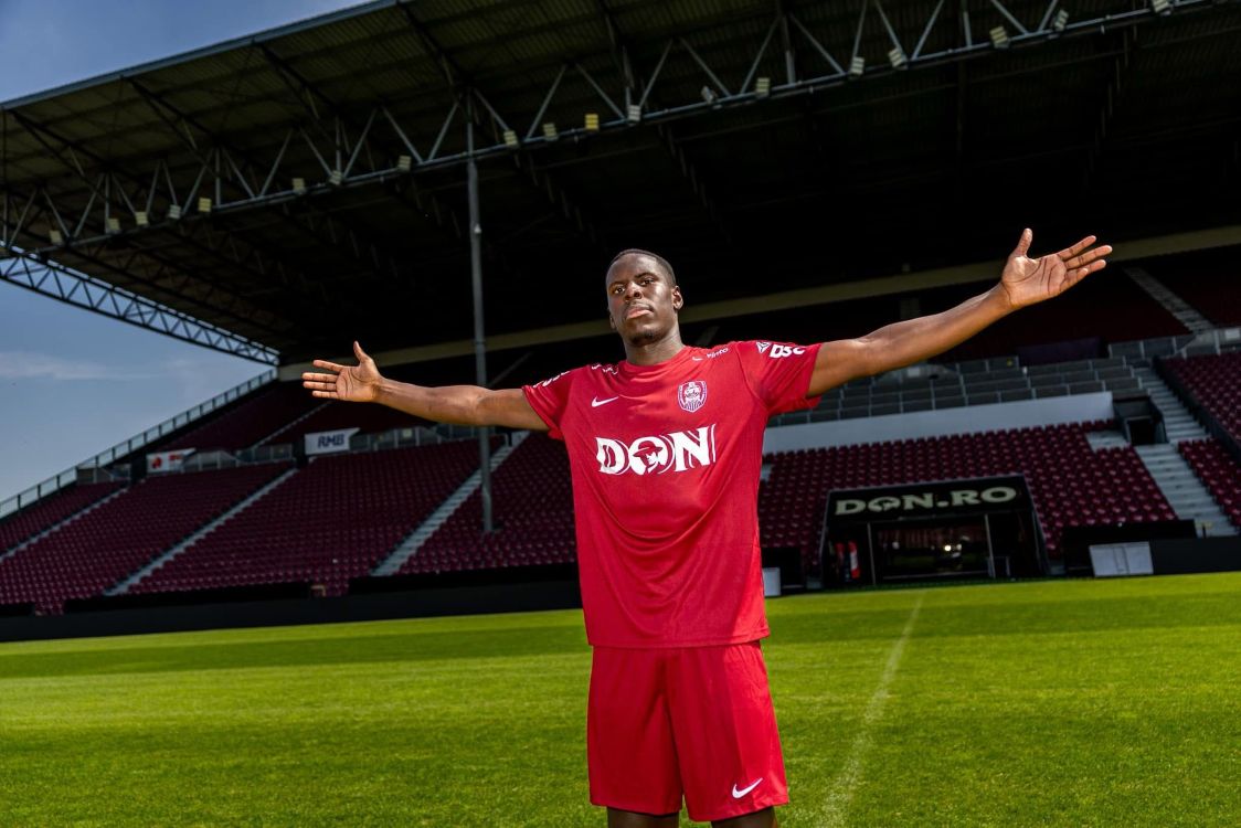 Zouma a semnat cu CFR din postura de jucător liber de contract | Foto: CFR 1907 Cluj Facebook