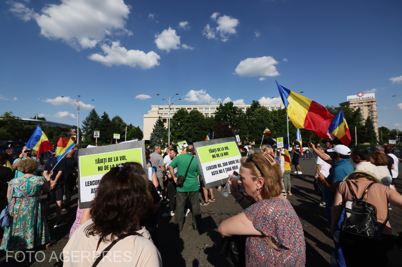 Protest organizat in Piata Victoriei din Bucuresti. Participă mii de angajați din administrație publică | Foto: SILVIU MATEI / AGERPRES FOTO