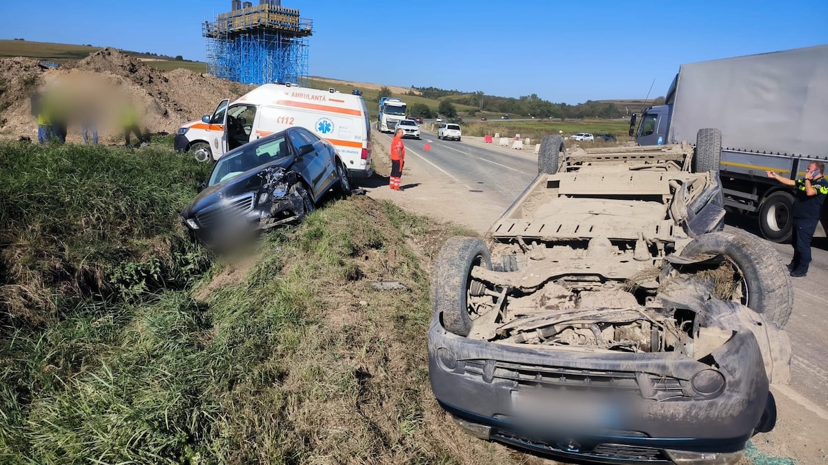 Un microbuz s-a răsturnat în Mihăiești în urma uni accident rutier | Foto: ISU Cluj