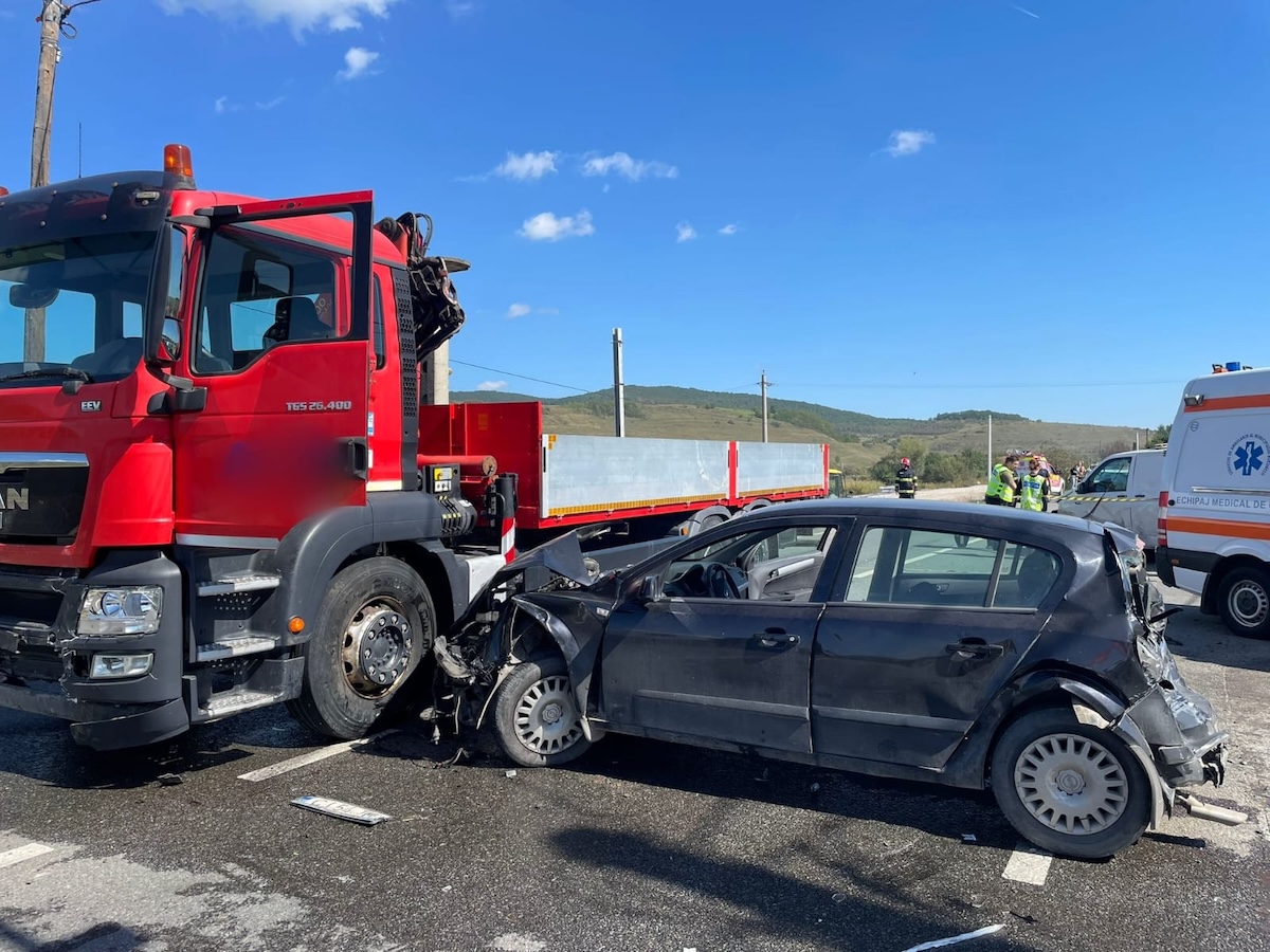 O femeie a ajuns în stare gravă la spital în urma unui accident rutier petrecut în localitatea Mera din comuna Baciu | Foto: ISU Cluj