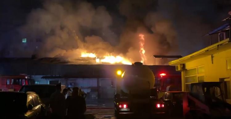 Peste 120 de pompieri, mobilizați pentru a stinge incendiul violent din București: flăcările au afectat o suprafață de 7.000 mp|Sursa foto: IGSU - Inspectoratul General pentru Situatii de Urgenta, Romania – Facebook
