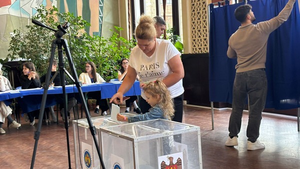 Secțiile de votare din Republica Moldova s-au închis, dar votul din diaspora continua.