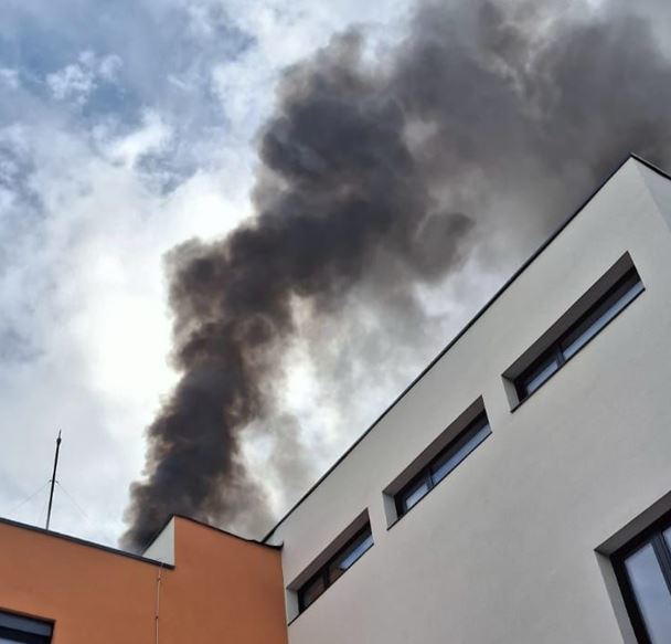 Incendiu la acoperișul Școlii „Ion Creangă”. Sute de elevi s-au autoevacuat.|Foto: monitorulcj.ro