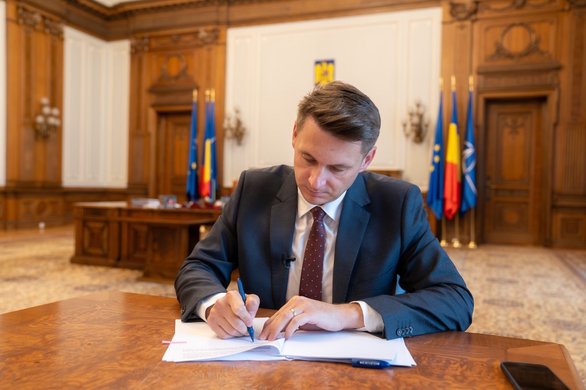 Președintele Senatului României, Mircea Abrudean, a semnat propunerea legislativă de modificare și completare a Ordonanței de Urgență nr. 57/2007 privind regimul ariilor naturale protejate, conservarea habitatelor naturale, a florei și faunei sălbatice | Foto: Facebook, Mircea Abrudean