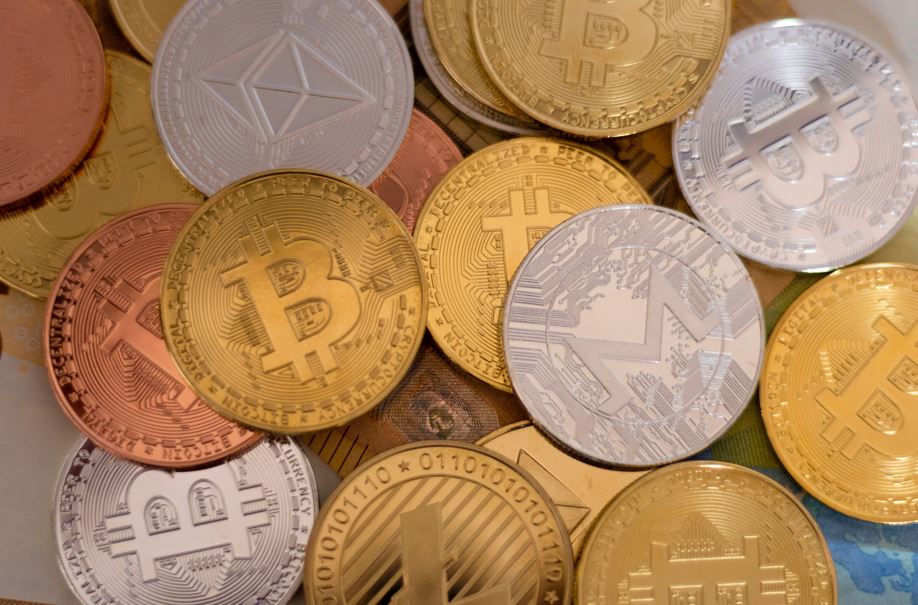 Fără taxe pe criptomonede? Legea privind scutirea de impozit pentru veniturile din tranzacții cu criptomonede, retrimisă în Parlament de președintele Nicușor Dan|Foto: Depositphotos.com