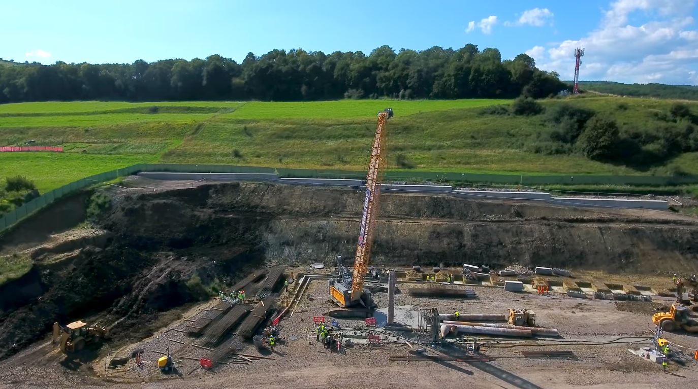 Lucrările la construcția puțului de lansare pentru cele două mașini de forat tuneluri avansează în teren|Sursa: Gulermak - Magistrala I de metrou - Facebook