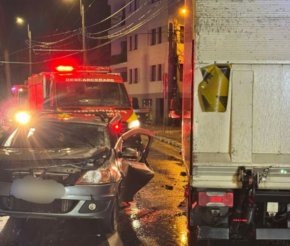 Accident rutier grav pe stada Traian Vuia. Victimă descarcerată de pompieri, transportată la spital.|Foto: ISU Cluj