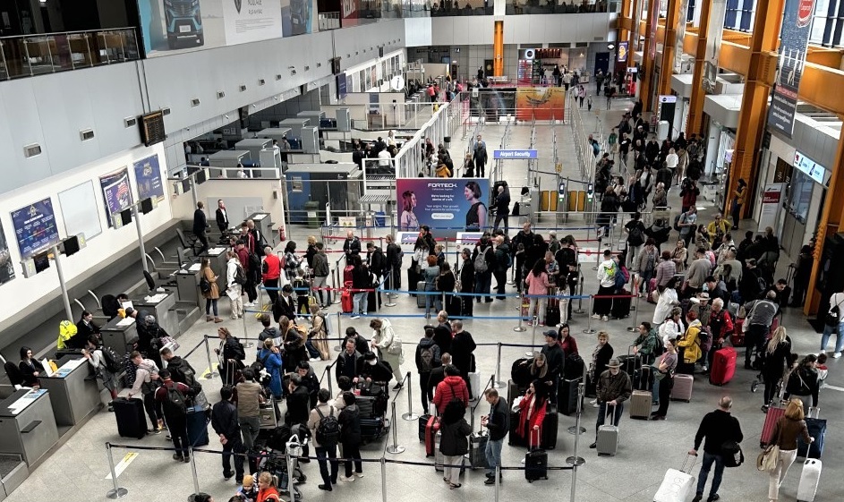 Trei polițiști de frontieră de la Aeroportul Cluj au fost trimiși în judecată de DNA pentru că ar fi permis trecerea ilegală a frontierei de către doi cetățeni nigerieni| Foto: Aeroportul Internațional Avram Iancu Cluj  - Facebook
