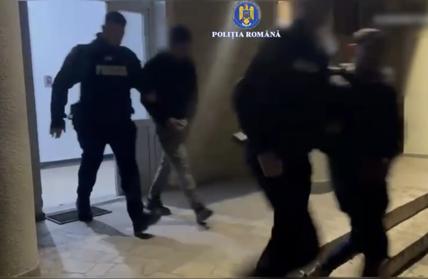 Doi tineri care au bătut un bătut un bărbat în parcarea unui magazin din Călățele | Foto: Captură video, IPJ Cluj
