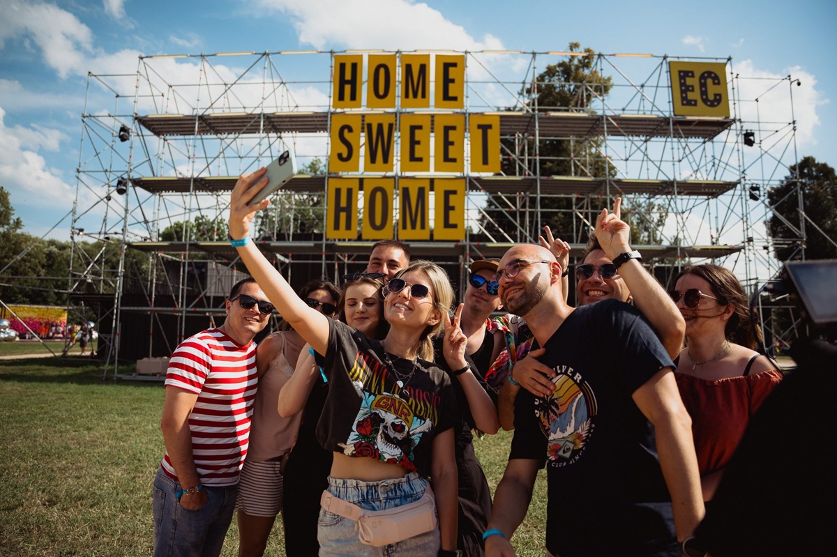 Panoul cu mesajele de la intrarea în festival este locul preferat de zecile de mii de tineri pentru fotografii|Foto: Electric Castle