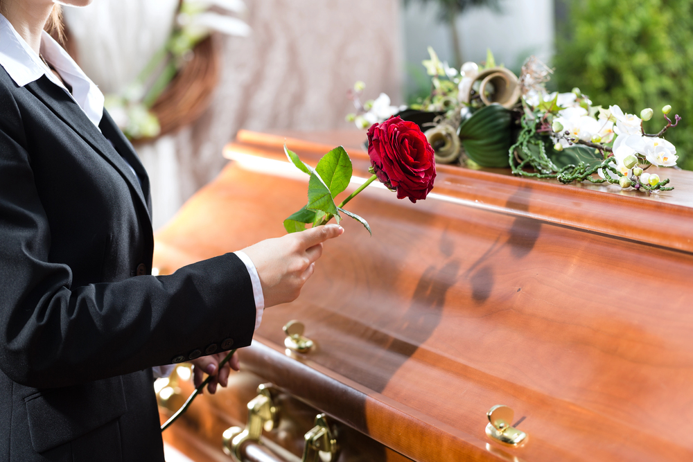Cheltuielile de repatriere pentru românii decedați în străinătate vor fi suportate de stat în cazul familiilor care nu își permit | Foto: depositphotos.com / Fotografie ilustrativă