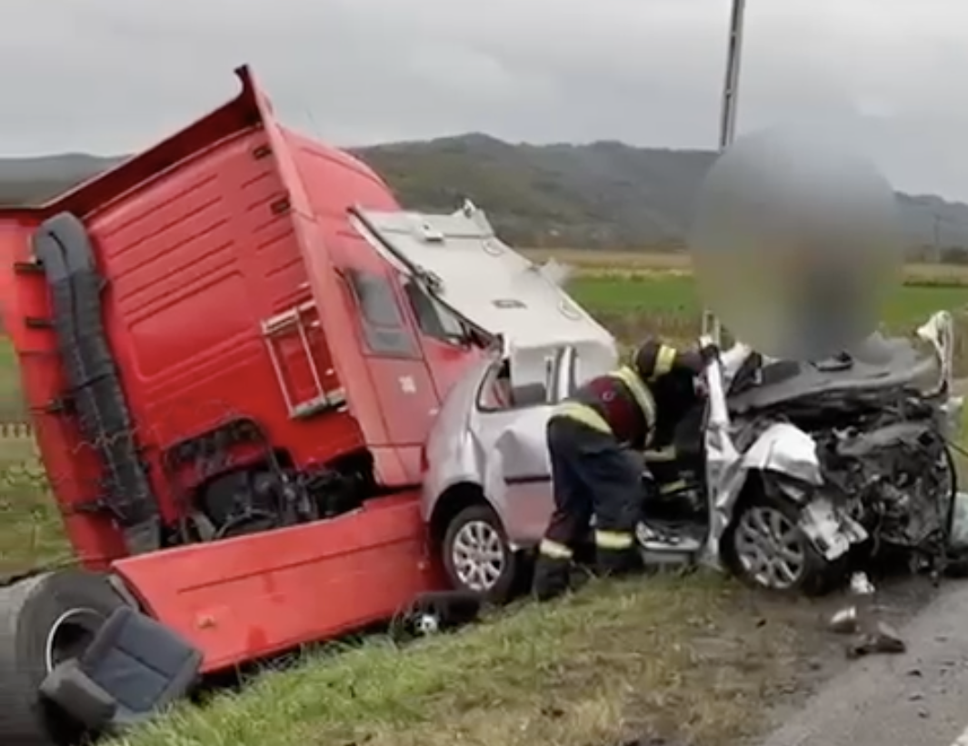 Doi oameni și-au pierdut viața, duminică, în urma unui accident rutier în comuna Câtcău, județul Cluj | Foto: Captură video, ISU Cluj
