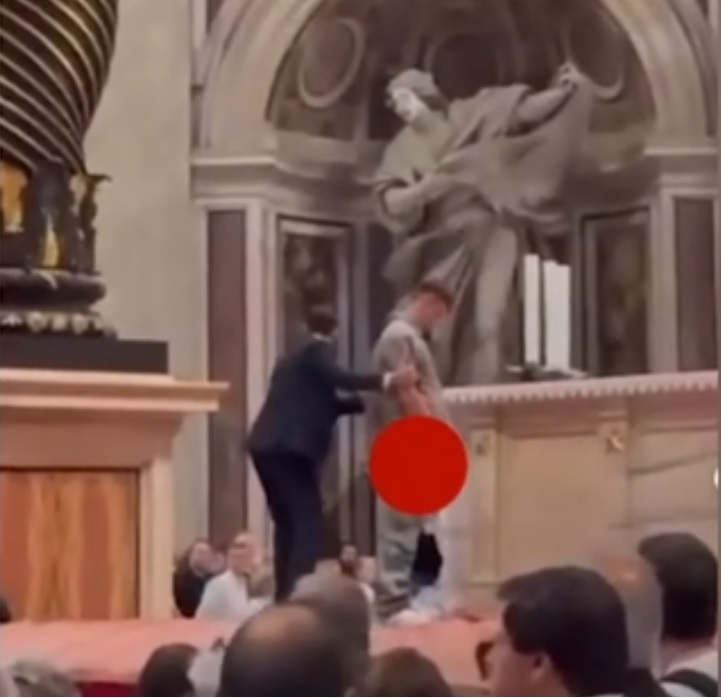 Agenții îmbrăcați în civil ai jandarmeriei Vaticanului aflați în bazilică l-au imobilizat și escortat în afara bisericii. Foto: Youtube | Corriere della Sera