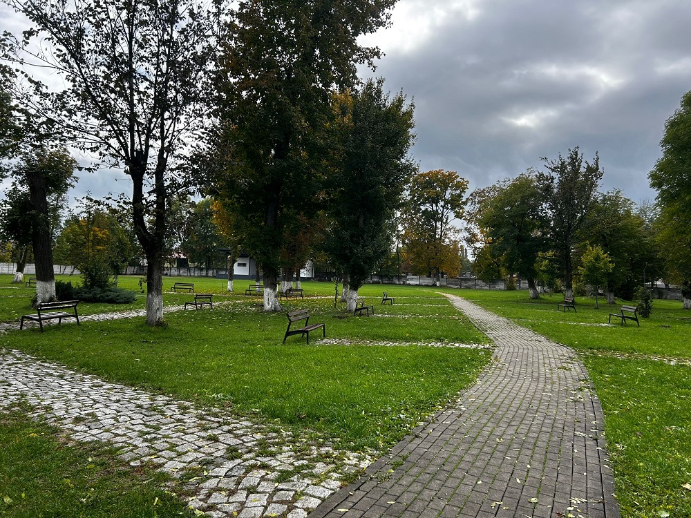 Parcul Tineretului va fi reamenajat: se vor crea noi alei pietonale, se vor monta bănci și corpuri de iluminat LED, iar împrejmuirea va fi refăcută pentru o vizibilitate mai bună | Foto: Primăria Huedin