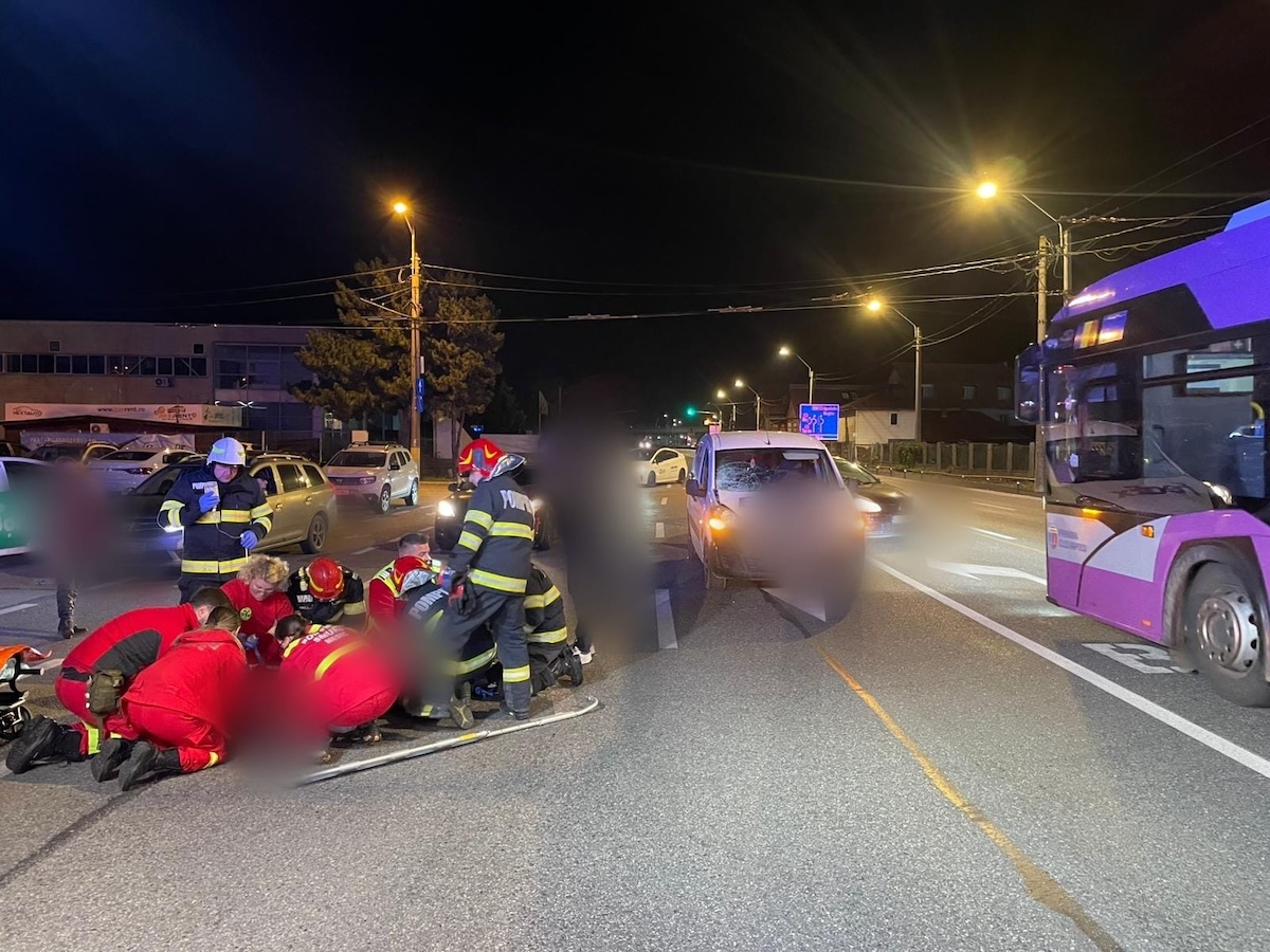 Un bărbat a ajuns la spital în stare gravă, marți seară, în urma unui grav accident rutier petrecut pe strada Traian Vuia din municipiul Cluj-Napoca | Foto: ISU Cluj