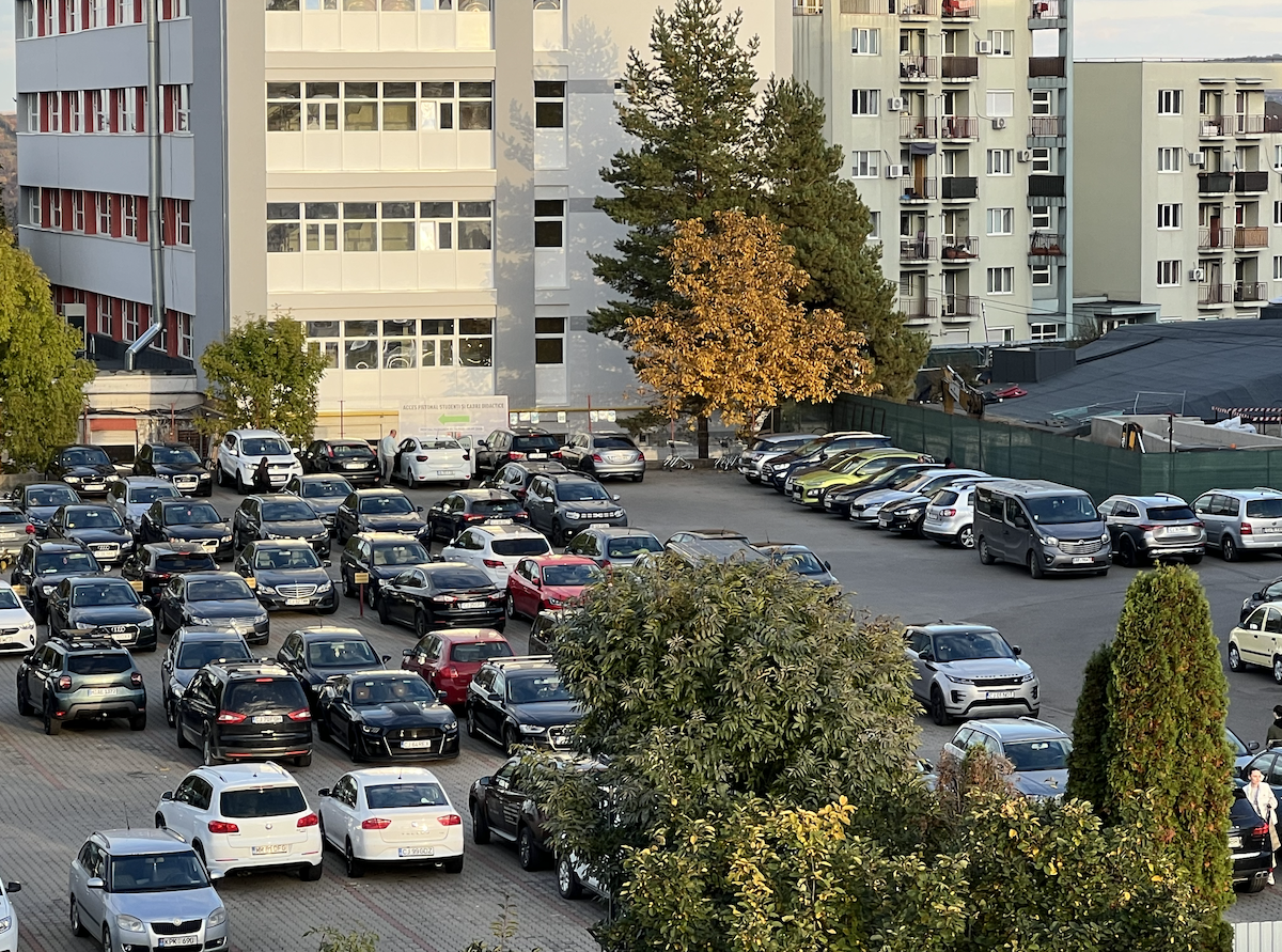 Deputatul clujean Radu Moisin (PNL) a propus un proiect de lege menit să elimine haosul din parcările marilor magazine | Foto: Sergiu Tămaș, monitorulcj.ro