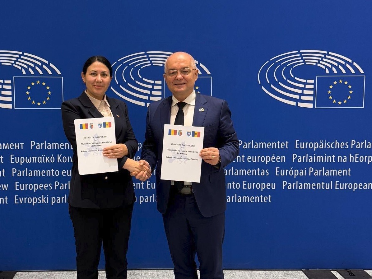 Emil Boc a semnat un acord de înfrățire între municipiul Cluj-Napoca și Raionul Ialoveni din Republica Moldova | Foto: Facebook, Emil Boc
