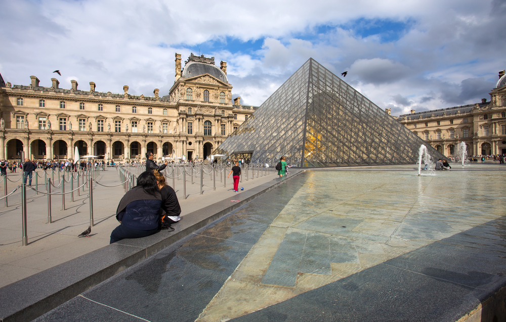 Furt ca în filme la Muzeul Louvre din Paris. | Depositphotos.com