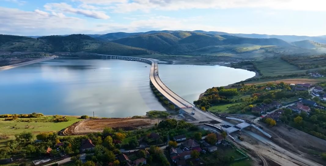 Imagini spectaculoase de pe segmentul Bechtel, abandonat vreme de 12 ani. Lucrările ar putea fi încheiate în 2026.|sursa: Raducu P Drum - Autostrada A3 Suplacu de Barcău – Chiribiș. Lucrări zona viaduct, octombrie 2025|youtube.com