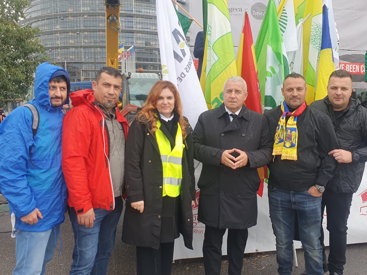 Europarlamentarul clujean Daniel Buda, alături de fermierii care au protestat la Strasbourg | Foto: Facebook, Daniel Buda
