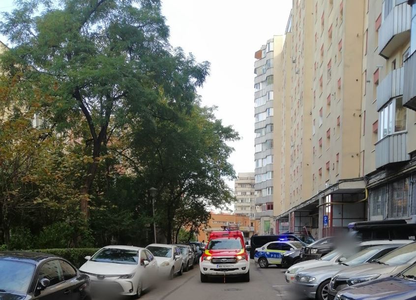 Tânăr căzut de la etajul unui bloc, pe strada Aurel Vlaicu. În ciuda eforturilor de resuscitare, a fost declarat decesul.|Foto: ISU Cluj