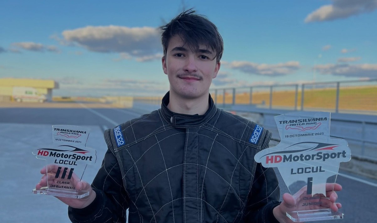 David și două dintre premiile câștigate | Foto: arhivă familie