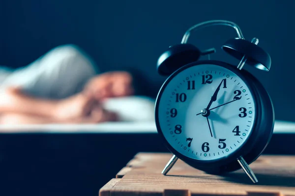 Vom dormi cu o oră mai mult. În acest weekend, România trece la ora de iarnă| Foto: Depositphotos.com