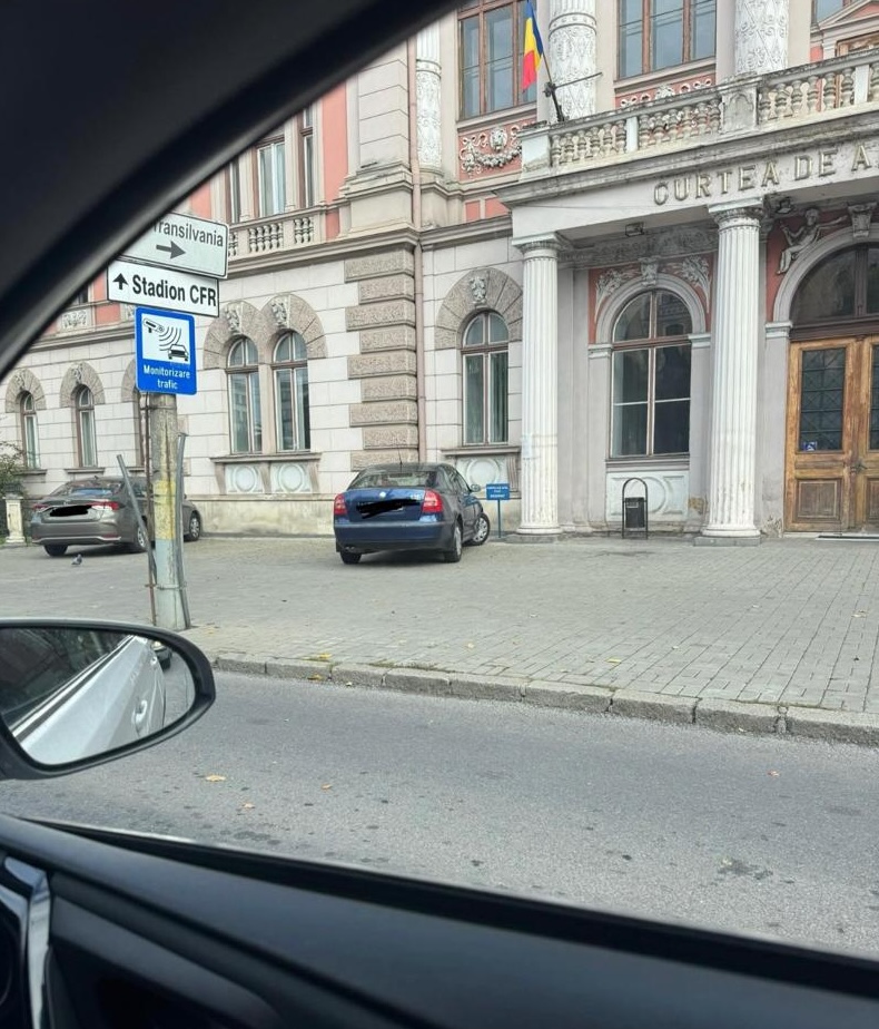 Parcările improvizate de la Curtea de Apel Cluj (Piața Ștefan cel Mare) au stârnit nemulțumiri în rândul cetățenilor | Foto: Facebook, Clujul Civic
