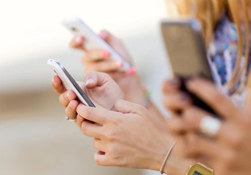 Dependență digitală îngrijorătoare în rândul elevilor din România|Foto: Depositphotos.com