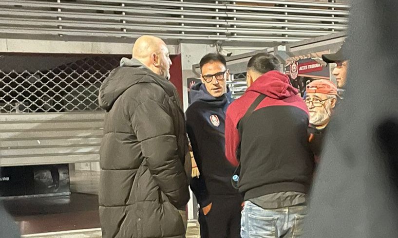 Mario Camora s-a întâlnit cu fanii în afara stadionului la finalul meciului | Foto: Sergiu CRĂCIUN / monitorulcj.ro
