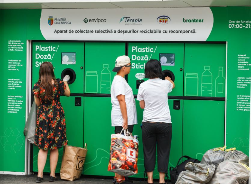 Mai multe tipuri de ambalaje ar putea fi reciclate pentru 50 de bani | Foto: Facebook, Emil Boc / Fotografie ilustrativă