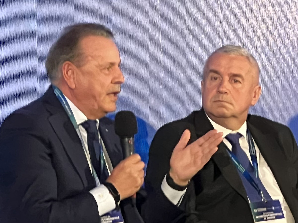 Secretarul General ANRE, Mircea Man și europarlamentarul clujean Daniel Buda, speakeri la panelul „Norme și reglementări pentru protecția sistemelor critice în epoca inteligenței artificiale”, în cadrul Formului de Securitate Cibernetică, eveniment desfășurat la Cluj-Napoca | Foto: Sergiu Tămaș, monitorulcj.ro