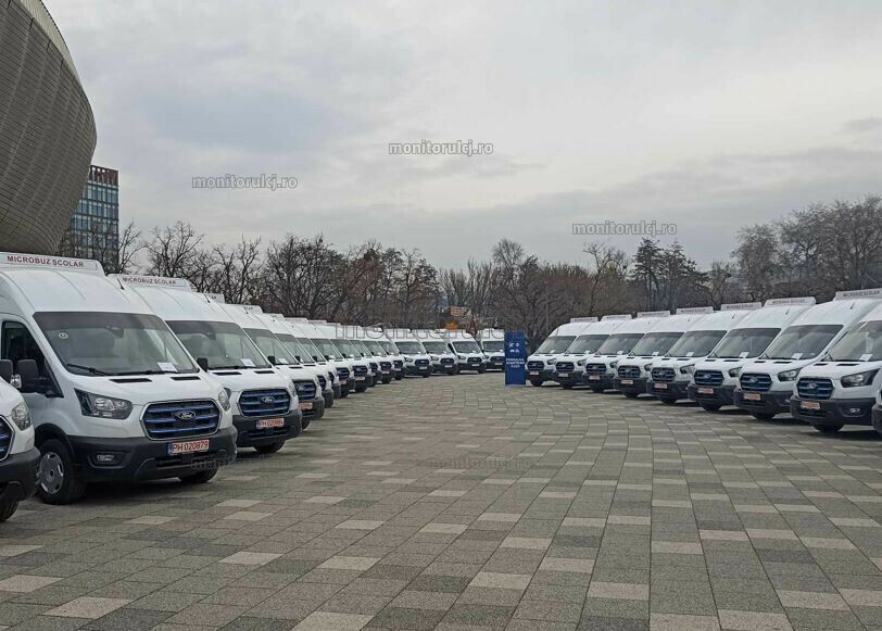 Trei microbuze electrice noi pentru elevii din Viișoara, Mica, Mintiu Gherlii | Foto: monitorulcj.ro