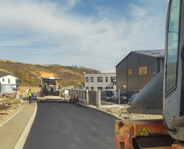 Pas important pentru modernizarea infrastructurii din localitatea Sub Coastă: a fost turnat primul strat de asfalt în cadrul proiectului de reabilitare a drumurilor din zonă|Foto: Cristina Belce - Facebook