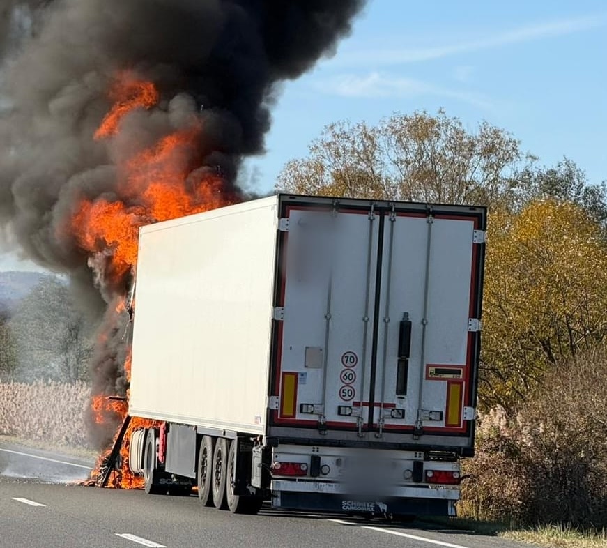 Cabina unui TIR a luat foc, sâmbătă, la ieșirea din Huedin spre Oradea | Foto: ISU Cluj