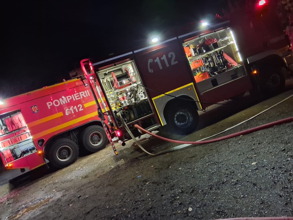 Un om este căutat de incendiu în urma unui incendiu la o casă din Dej pentru că nu a reușit să iasă singur | Foto: ISU Cluj / Fotografie ilustrativă