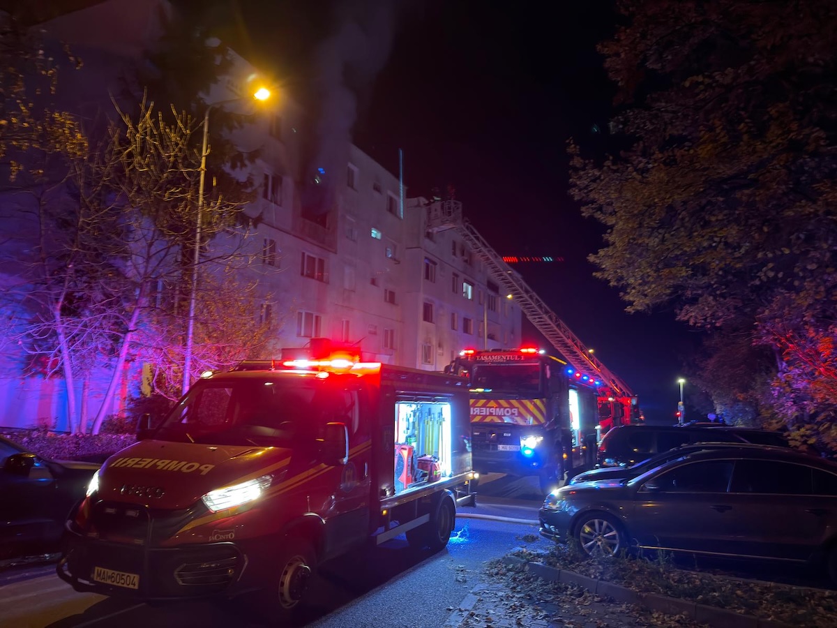 Un bărbat a ajuns de urgență la spital în urma unui incendiu la un bloc din Cluj-Napoca | Foto: ISU Cluj