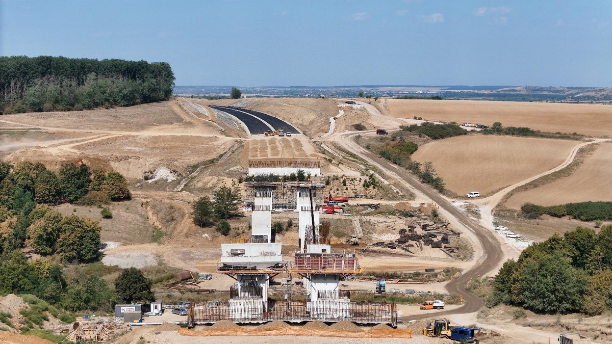 Lucrările au trecut de 50% pe lotul Suplacu de Barcău - Chiribiș al Autostrăzii Transilvania | Foto: Facebook, Compania Națională de Administrare a Infrastructurii Rutiere