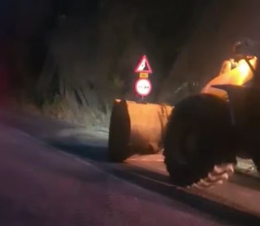 Valea Oltului, blocată azi-noapte cu 20 de tone de… semințe! Au fost „pierdute” dintr-un camion|Foto: DRDP Craiova - Facebook